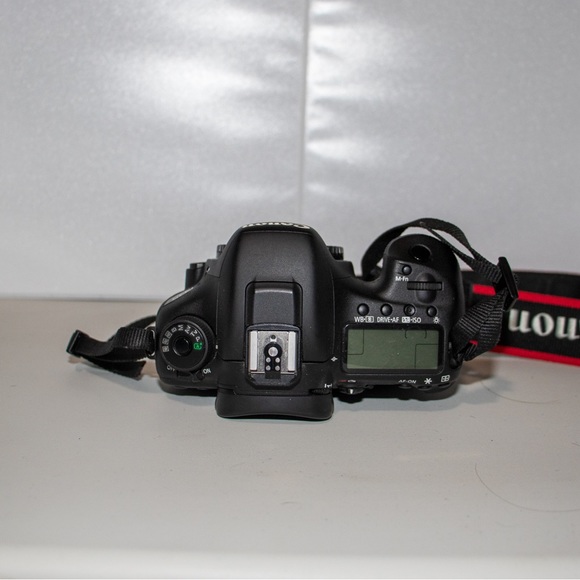 Canon EOS 7d Mark II Camera Bundle - Picture 8 of 16